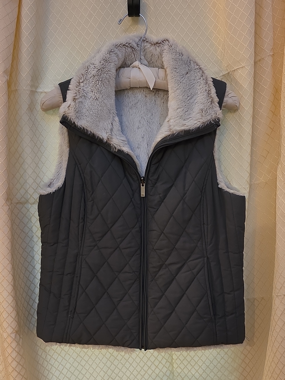 Quilted Reversible Faux-Fur Womens Vest in Olive & Off White Ombre Size M
